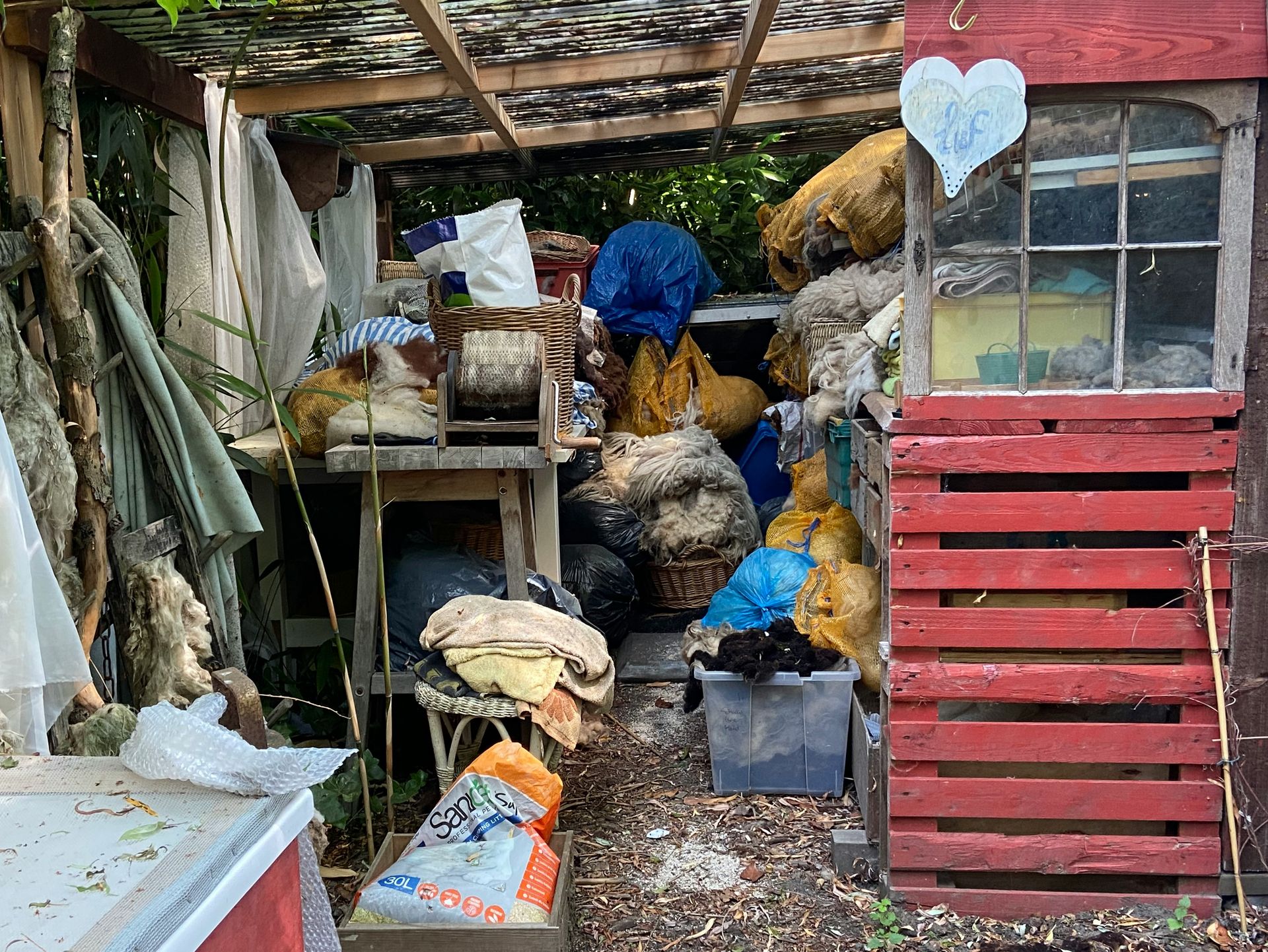 a bunch of stuff that is outside of a building